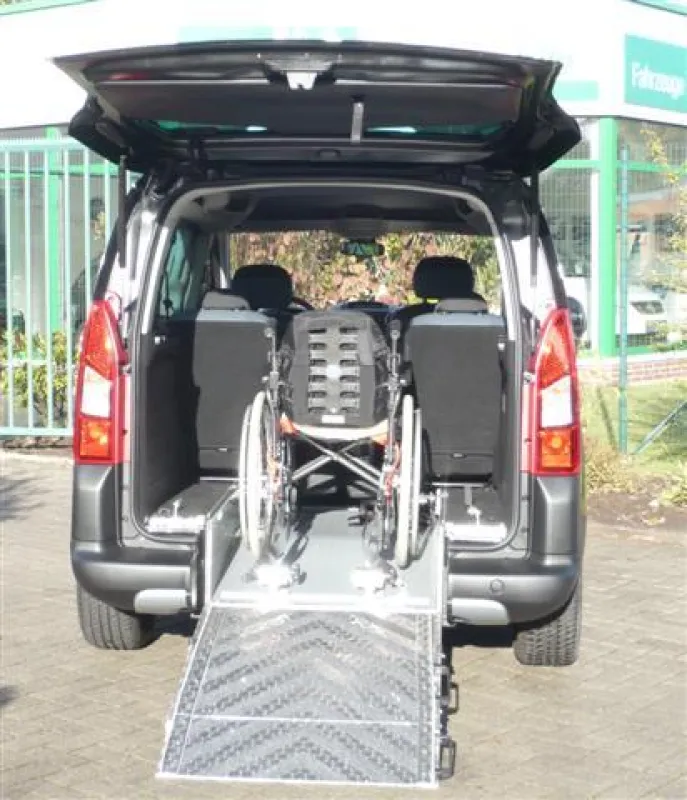 Nissan NV200 zur Rollstuhlbeförderung
