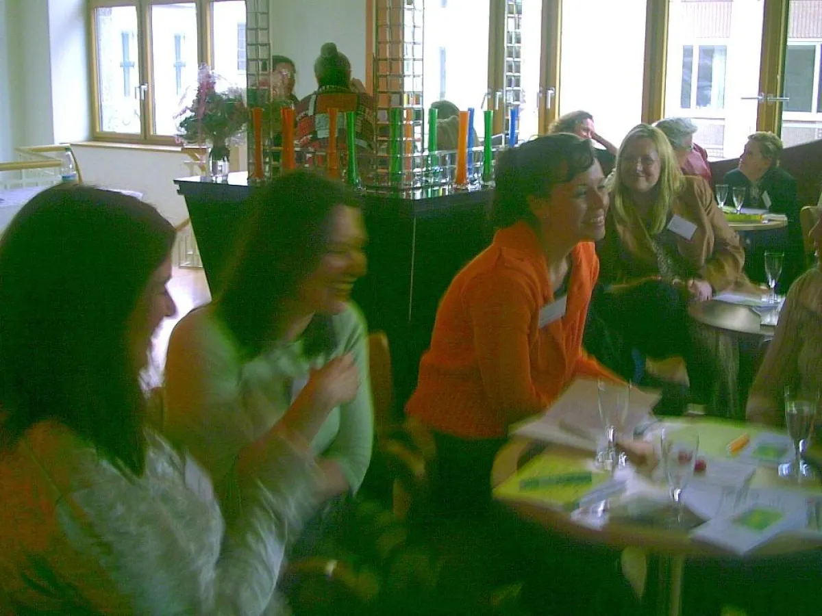 Offenes Netzwerken beim Unternehmerinnenabend in Berlin