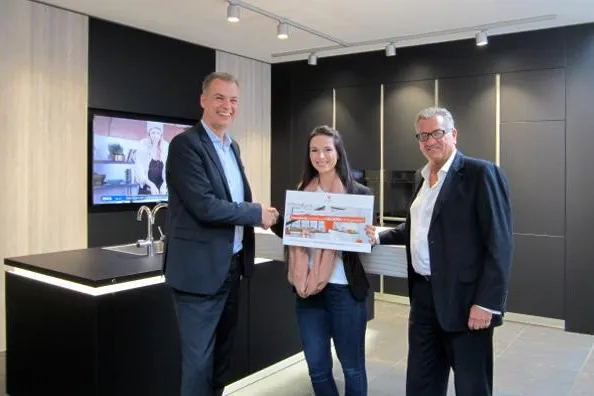 Bild: Hummel Küchen: Glückliche Gewinnerin der »Traumküche im Wert von 10.000 EUR«