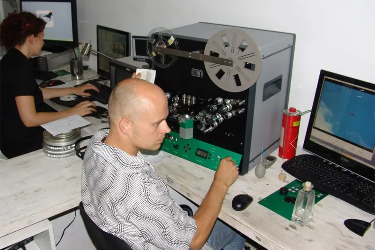 „Filmüberspielungen brauchen Fingerspitzengefühl" - screenshot in Berlin bringt Super 8 und 16mm auf Video Bild: „Filmüberspielungen brauchen Fingerspitzengefühl" - screenshot in Berlin bringt Super 8 und 16mm auf Video