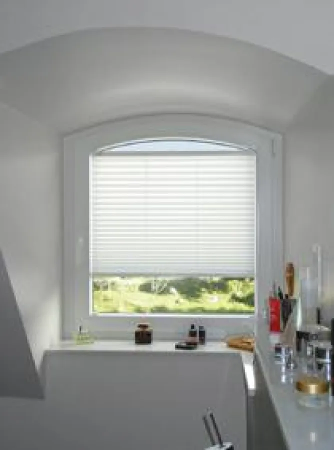 Plissee im Bad mit einem Stoff für Feuchträume.