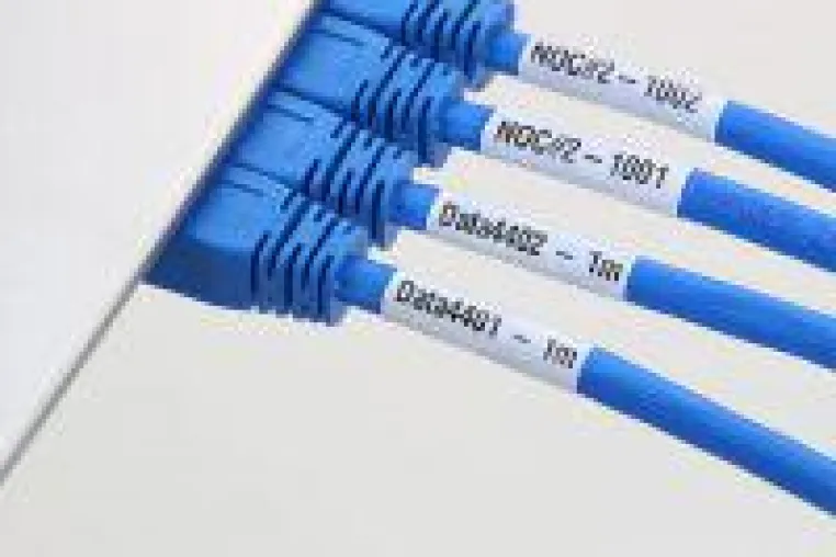 Bild: Patchkabel mit individueller Beschriftung bei Netzwerkkabel.biz