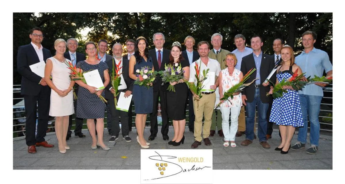Im Bild Vertreter der prämierten Weingüter und Weinhoheiten.