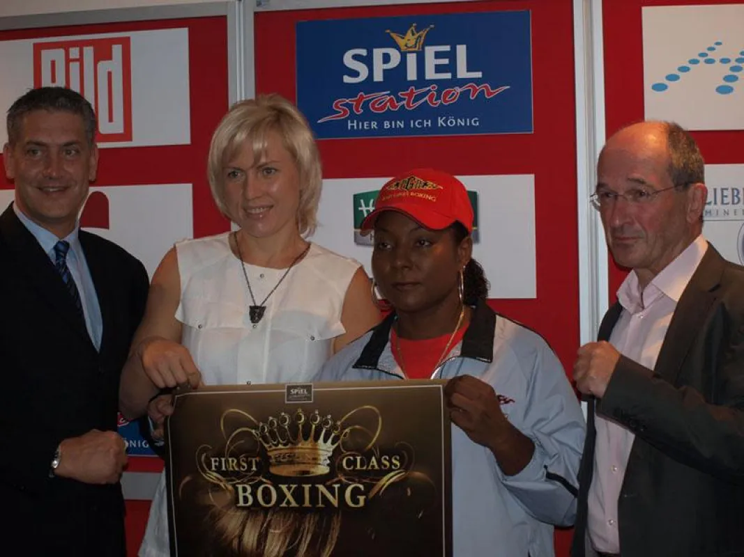 Ulf Steinforth (SES Box-Manager), Natascha Ragosina, Laura Ramsey, Robert Hess (Pressesprecher Schmidtgruppe)