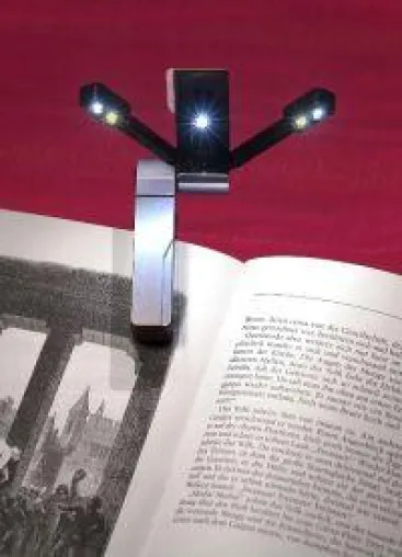 Optimale Ausleuchtung durch mobiles LED-Buchlicht "firefly" von Franklin Bild: Optimale Ausleuchtung durch mobiles LED-Buchlicht "firefly" von Franklin