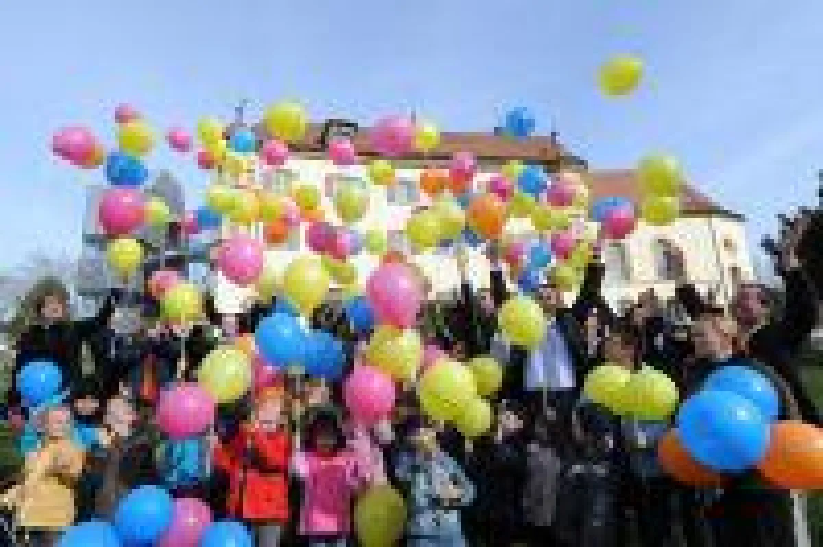 Kinder der St. Gallus-Hilfe und des Kindergartens Liebenau zusammen mit Vorstand Dr. Berthold