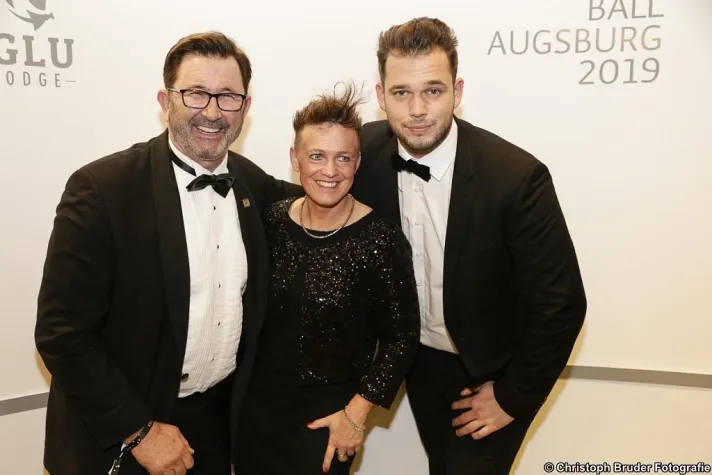 Bild: Manager Helmut Bauer mit Schüssler und Rush im Musikgeschäft