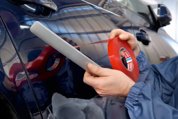 Bild: Montage ohne Bohren und Schrauben: tesa® Mounting-Klebebänder für effiziente industrielle Verbindungen