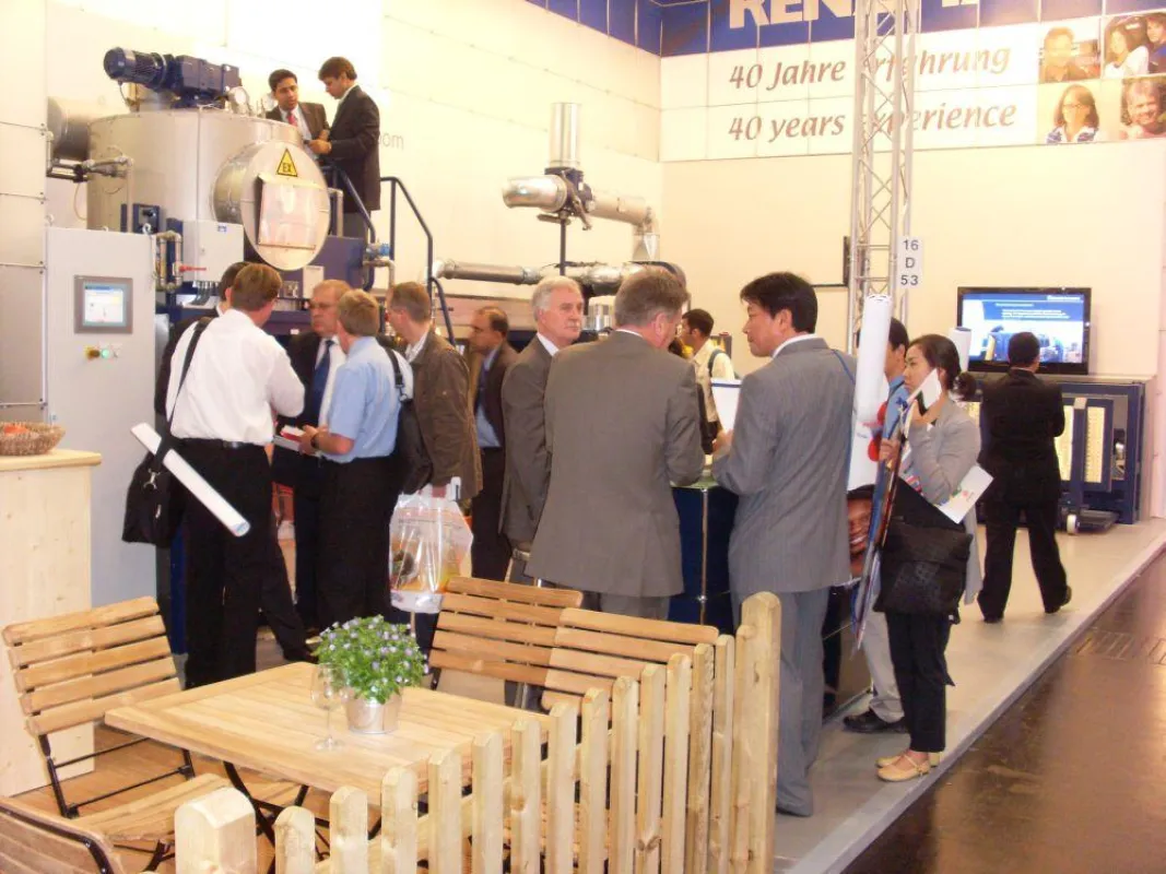 Reger Besuch am Messestand von D.W.Renzmann auf der drupa in Düsseldorf: Der Waschraum für die grafische Industrie wurde ergänzt durch eine Straußwirtschaft mit Nahe-Riesling.