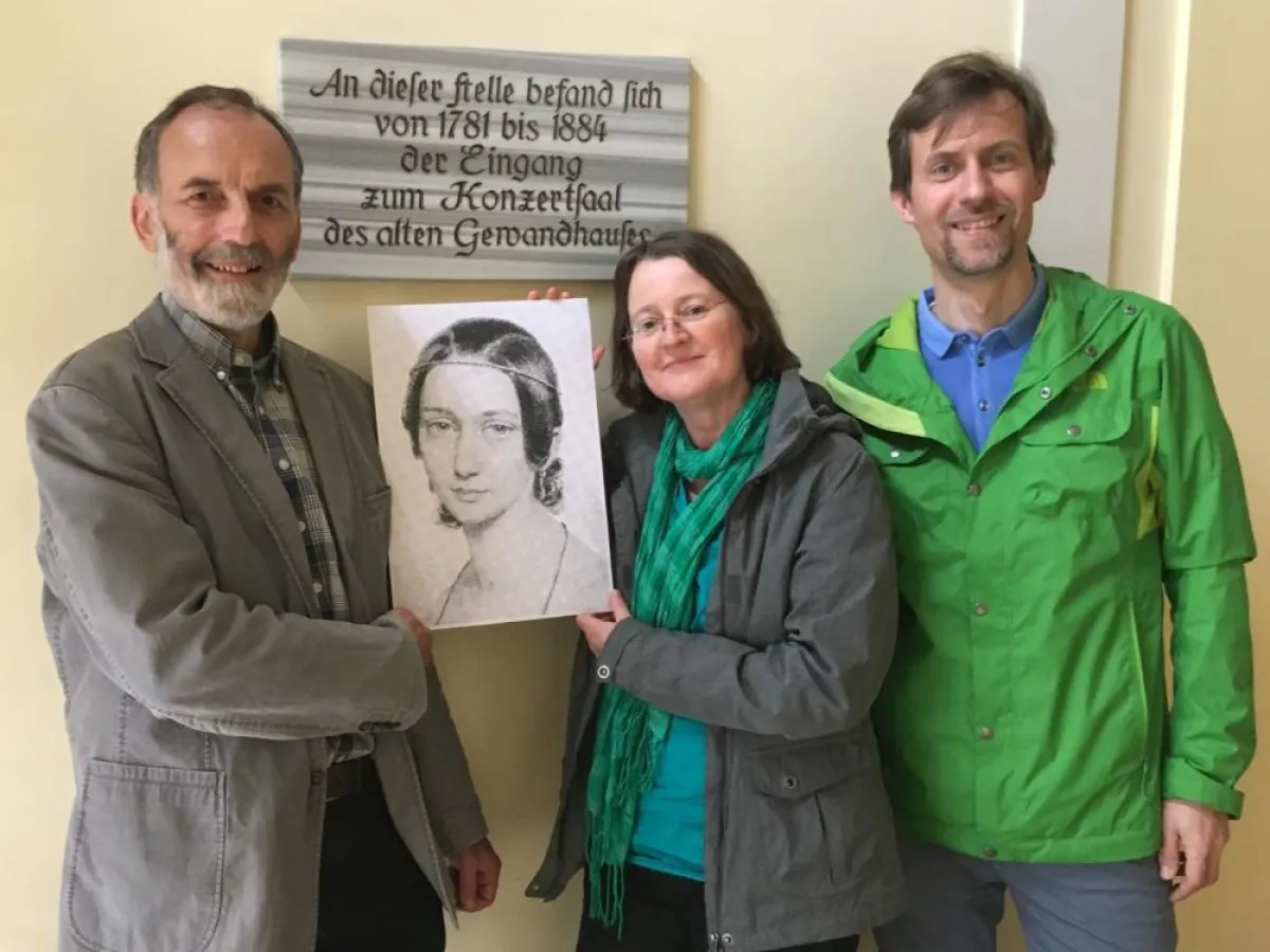 W. Schneider, A. Körner und G. Nowak von „Claras Familie“ am Ort, an dem Claras Karriere be