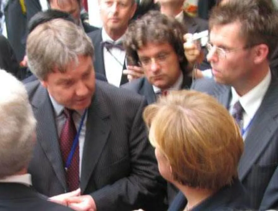 Oliver Winzenried (links) im Gespräch mit Bundeskanzlerin Merkel (Mitte).