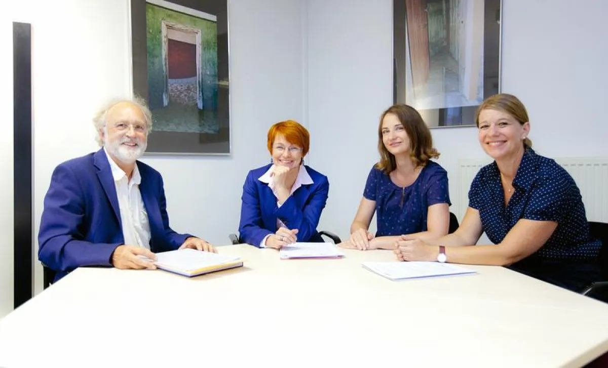 Das Forschungsteam mit Professor Dr. Siegfried Geyer, Jelena Epping, Juliane Tetzlaff und Dr. Stefanie Sperlich (von links). (Quelle „MHH/Kaiser“.)