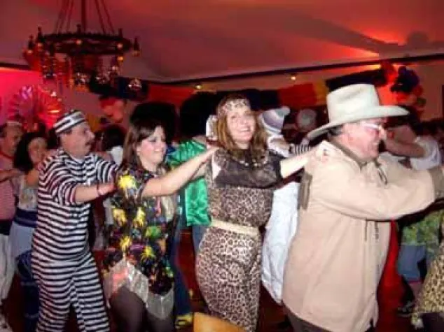 Bild: Bunter Faschingsball an der Deutschen Weinstrasse