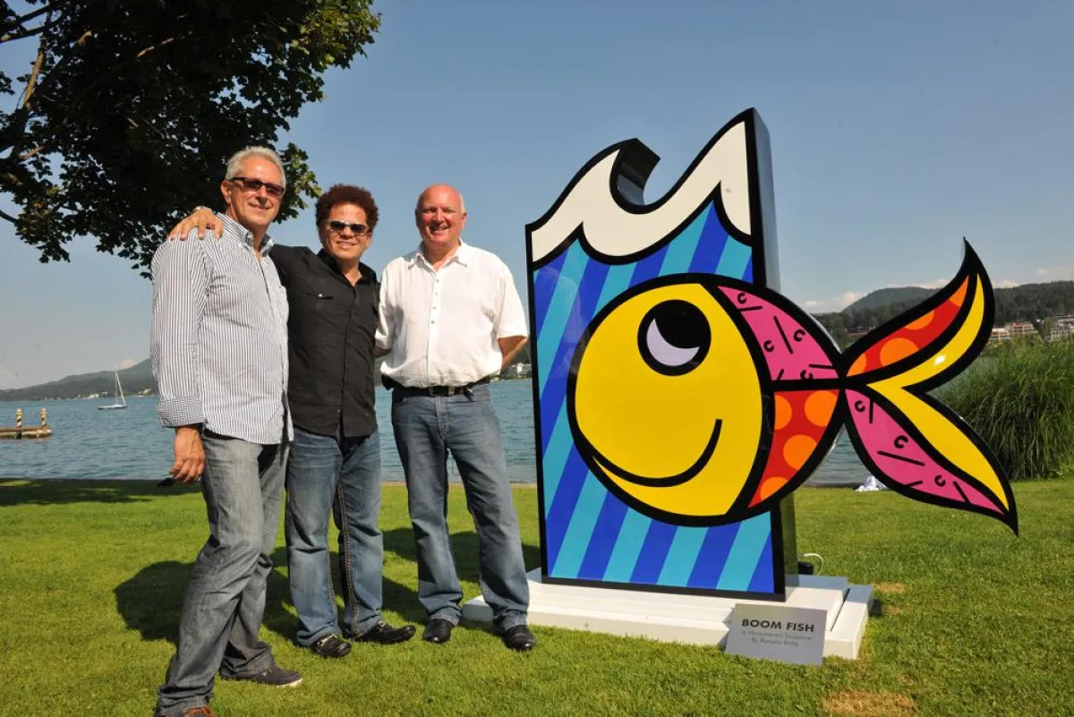Pop-Art am Wörther See, v.l.n.r.: Galerist Gerald Hartinger, Neo-Pop-Art-Star Romero Britto, Hotelmanager Falk Mahnke