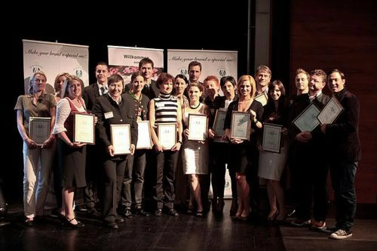 Die Nominierten am 8. Juni 2010 in Zell am See. Erste Reihe, links außen: Marketingleiterin Andrea Pieber und Spa Leiterin Gerti Krobath von der Heiltherme Bad Waltersdorf