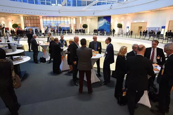 Gedankenaustausch auf Augenhöhe Bild: Gedankenaustausch auf Augenhöhe