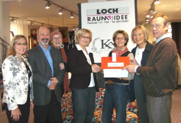 Bild: Fotos für den guten Zweck - Loch Raum & Idee übergibt rund 4.000 Euro in Geld- und Sachspenden an „Meine Burg“