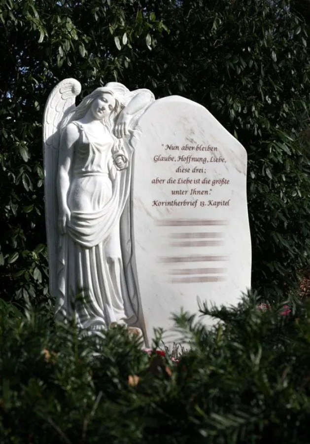 Ein Engel in Ohlsdorf - mit Grabsteinen wie diesem kehrt die Individualität zurück auf die Friedhöfe