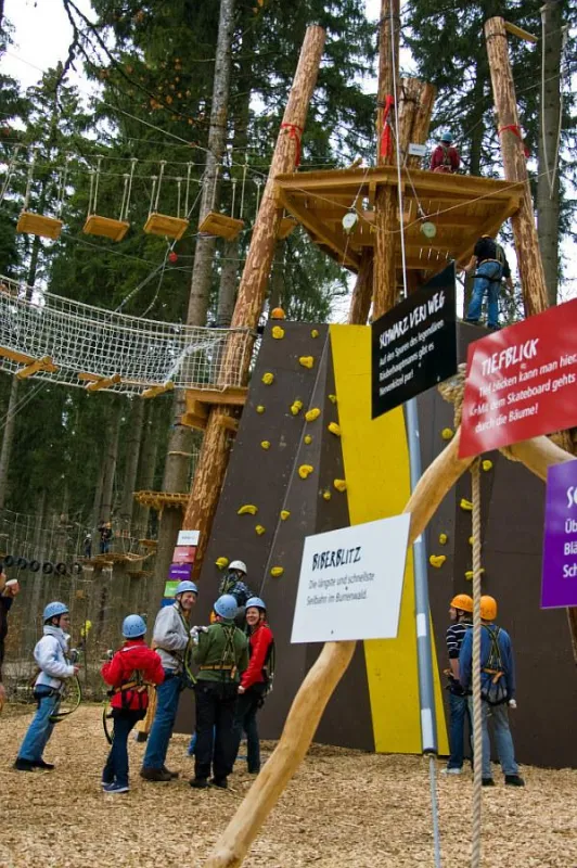 Der zentrale Kletterturm im
