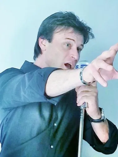 Bernd Roberts tanzt und bezaubert am Vulkan - das VIDEO zur aktuellen Single ist online Bild: Bernd Roberts tanzt und bezaubert am Vulkan - das VIDEO zur aktuellen Single ist online