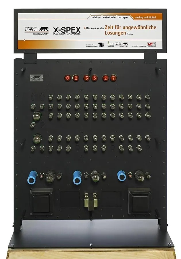 Eine Digitaluhr, die komplett auf analoger Röhrentechnik basiert