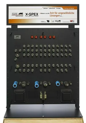 Bild: Eyecatcher auf der embedded world - Digitale Röhrenuhr von TIGRIS Elektronik