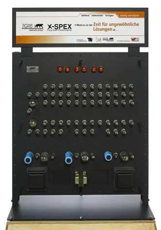 Bild: Eyecatcher auf der embedded world - Digitale Röhrenuhr von TIGRIS Elektronik