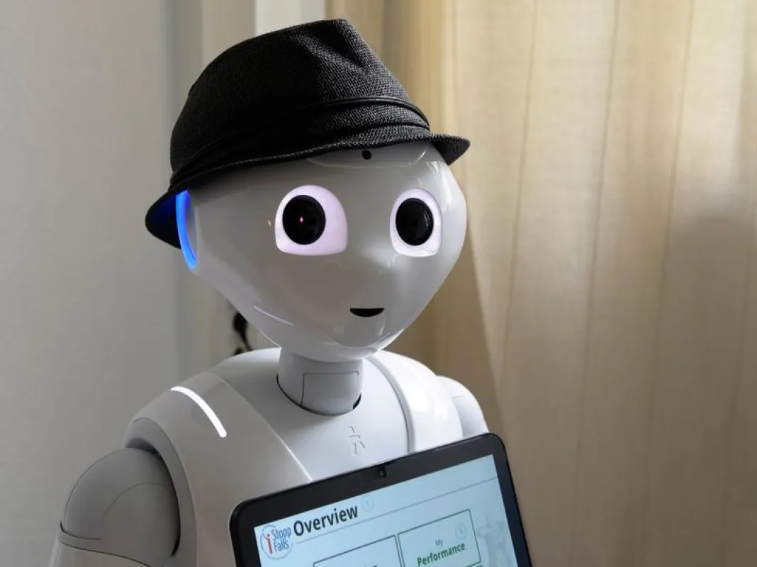 Pepper hat Sensoren am Kopf und an den Fingern, kann hören, sehen, sprechen und sogar Stimmlagen und Emotionen erkennen. (Universität Siegen)