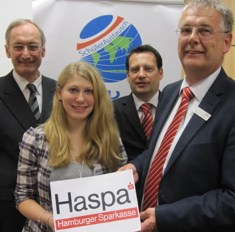 Große Freude bei der bei der Übergabe des Gewinns der SchülerAustausch-Messe (Foto: Ursula Wagner)