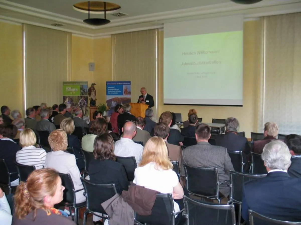 Mehr als 60 Fachleute trafen sich beim jährlichen Touristikertreffen des Tourismusverbandes im Landkreis Kelheim e.V., dieses Jahr im Kloster Rohr.