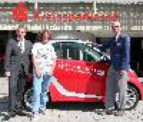 Bild: Sparkassenkunde Stefan Schmidt gewinnt smart Cabrio