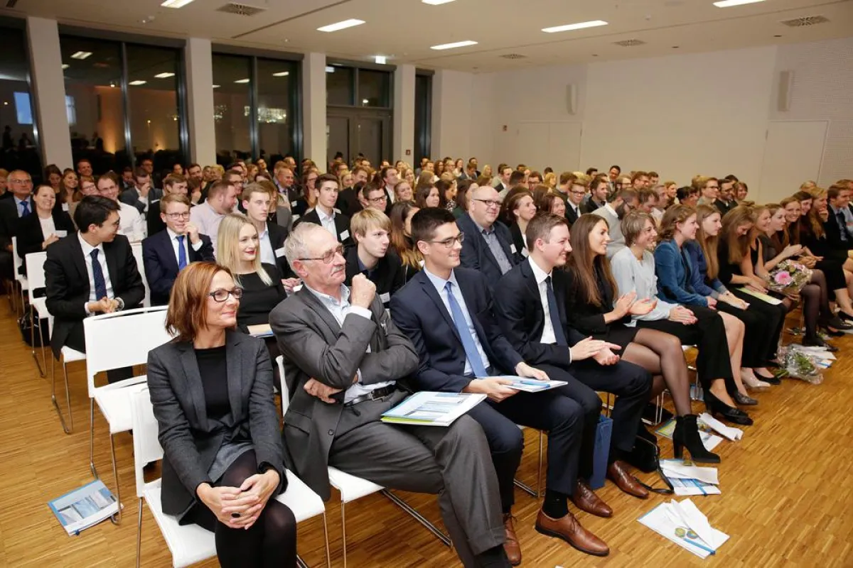 10 Jahre Luftverkehrsmanagement an der Frankfurt UAS: Rund 200 Gäste im HOLM.