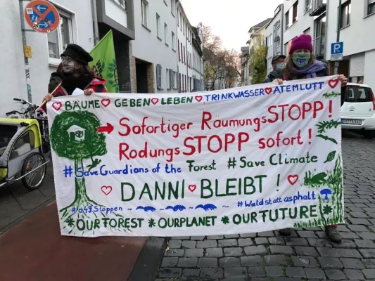 Bild: Nach erneutem Sturz im Dannenröder Wald – Tasereinsatz –  #RodungsstoppJetzt!