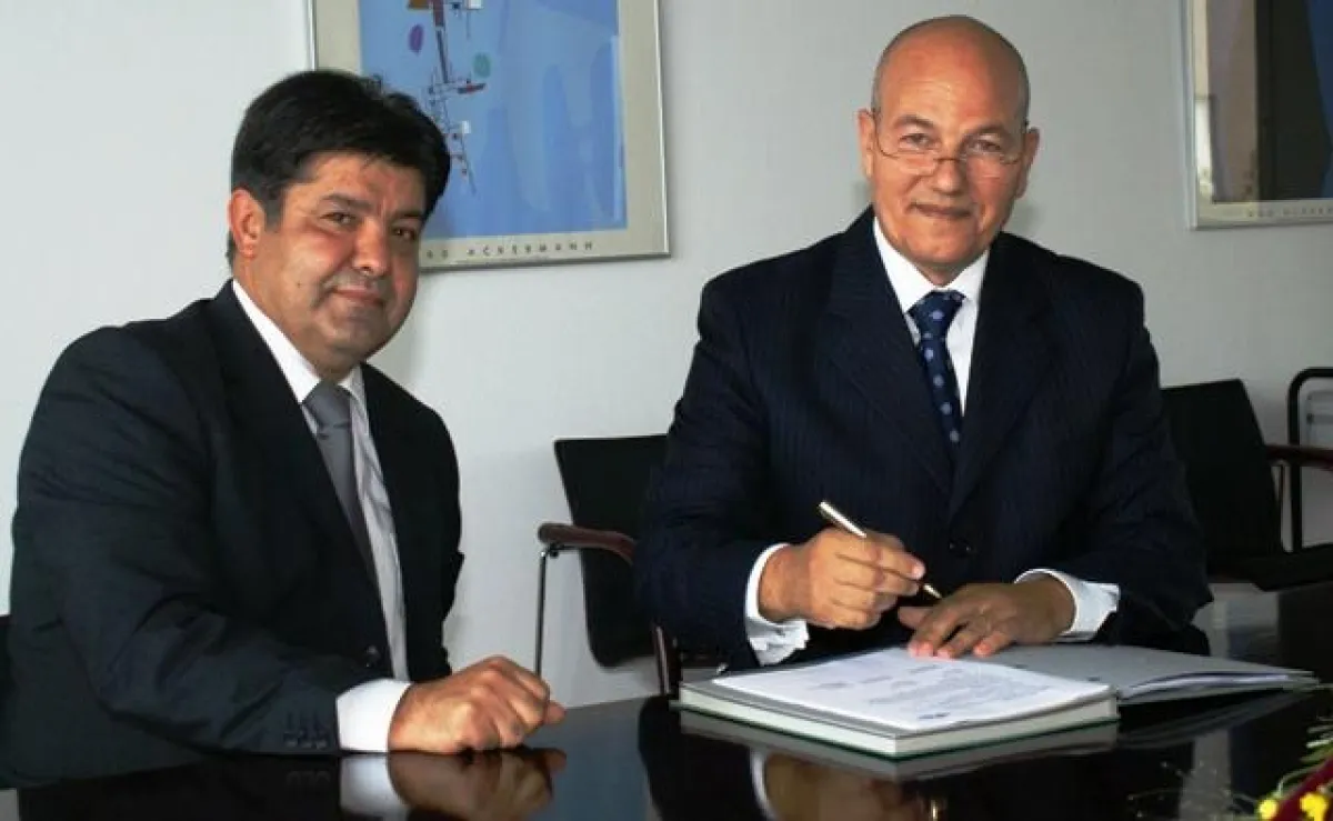 Stärkt die DQS Group in Afrika: Belgacem Raoudi, Geschäftsführer der DQS Certification Maroc (re.), bei der Vertragsunterzeichnung mit Dr. Sied Sadek, DQS-Director International Business Development