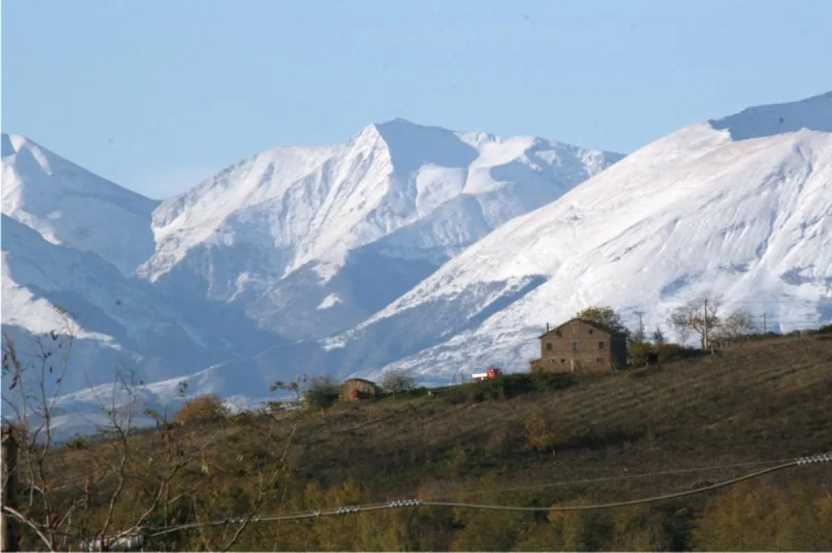 Blick auf die schneebedeckten sibillinschen Berge