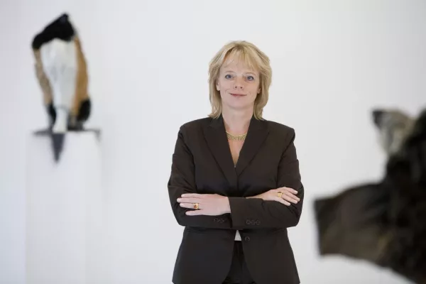 Bild: Monika Schnetkamp erhält die Maecenas-Ehrung 2023 des Arbeitskreises selbständiger Kultur-Institute e.V.