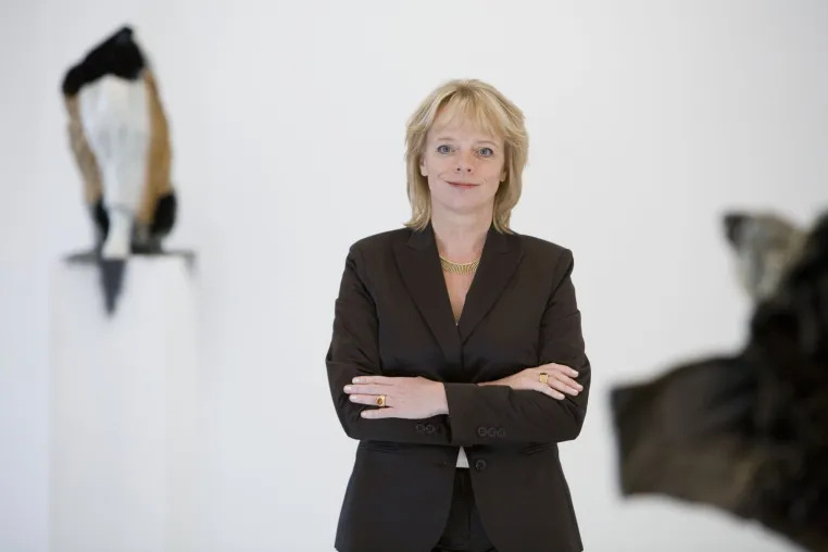 Bild: Monika Schnetkamp erhält die Maecenas-Ehrung 2023 des Arbeitskreises selbständiger Kultur-Institute e.V.