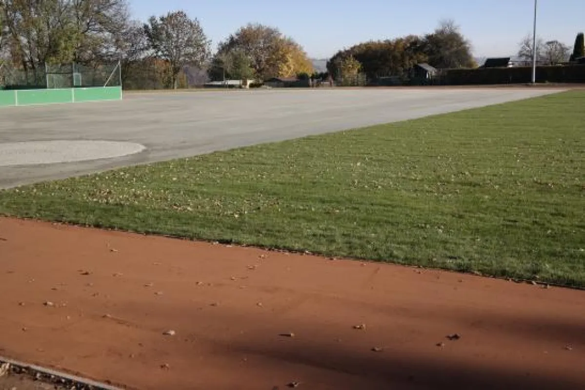 Die einbaufertige Rasentragschicht KRESKAT erfüllt hohe Qualitätsansprüche an moderne Sportrasenfläc