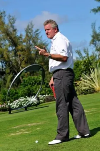 Bild: Colin Montgomerie im Le Touessrok auf Mauritius – Golf Clinic für Hotelgäste