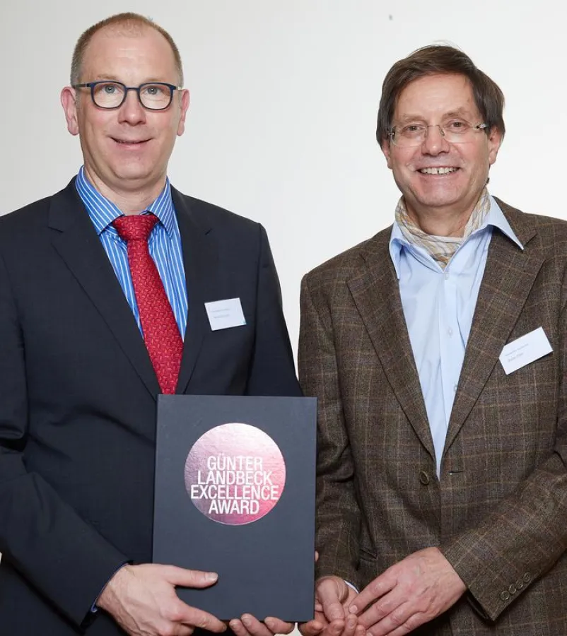 GLEA-Preisträger Prof. Harald Schulze (links) zusammen mit dem Münchener Kinder- und Jugendarzt Prof. Eber, über den die jungen Patienten für die jetzt ausgezeichnete Studie rekrutiert wurden. (Bild: 