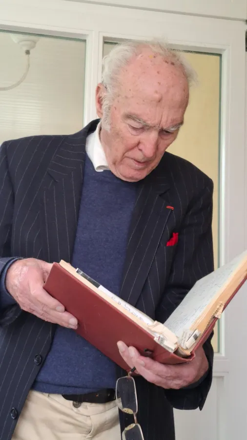 Prof. Standke beim Lesen (Juni 2025) (© Oliver Dürkop)