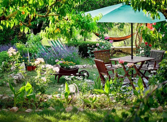 Bild: Frühjahrsputz für Gartenmöbel, Terrassenbeläge und Pergolen aus Holz