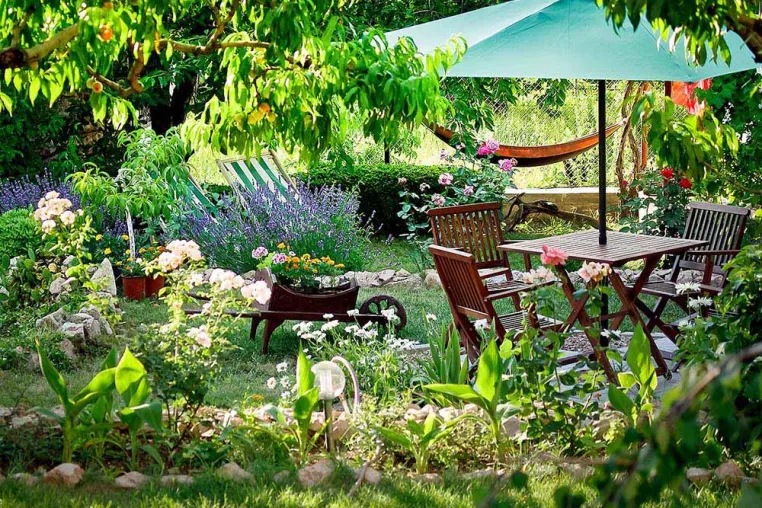 Bild: Frühjahrsputz für Gartenmöbel, Terrassenbeläge und Pergolen aus Holz