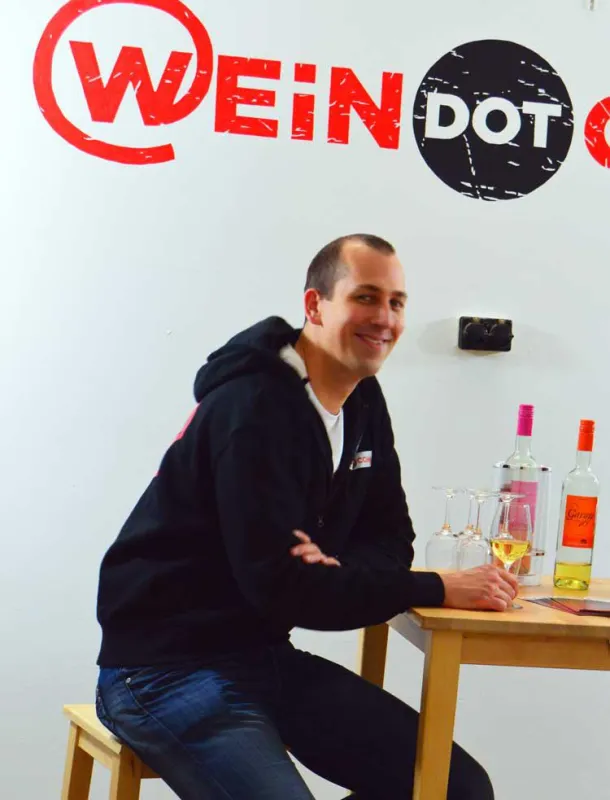 WEiNDOTCOM-Weinversand-Gründer-Florian-Janek-wie-immer-lässig-Janek