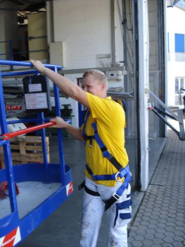 Bild: Arbeitsbühnen-Vermieter BAULIFT informiert über Gurtpflicht