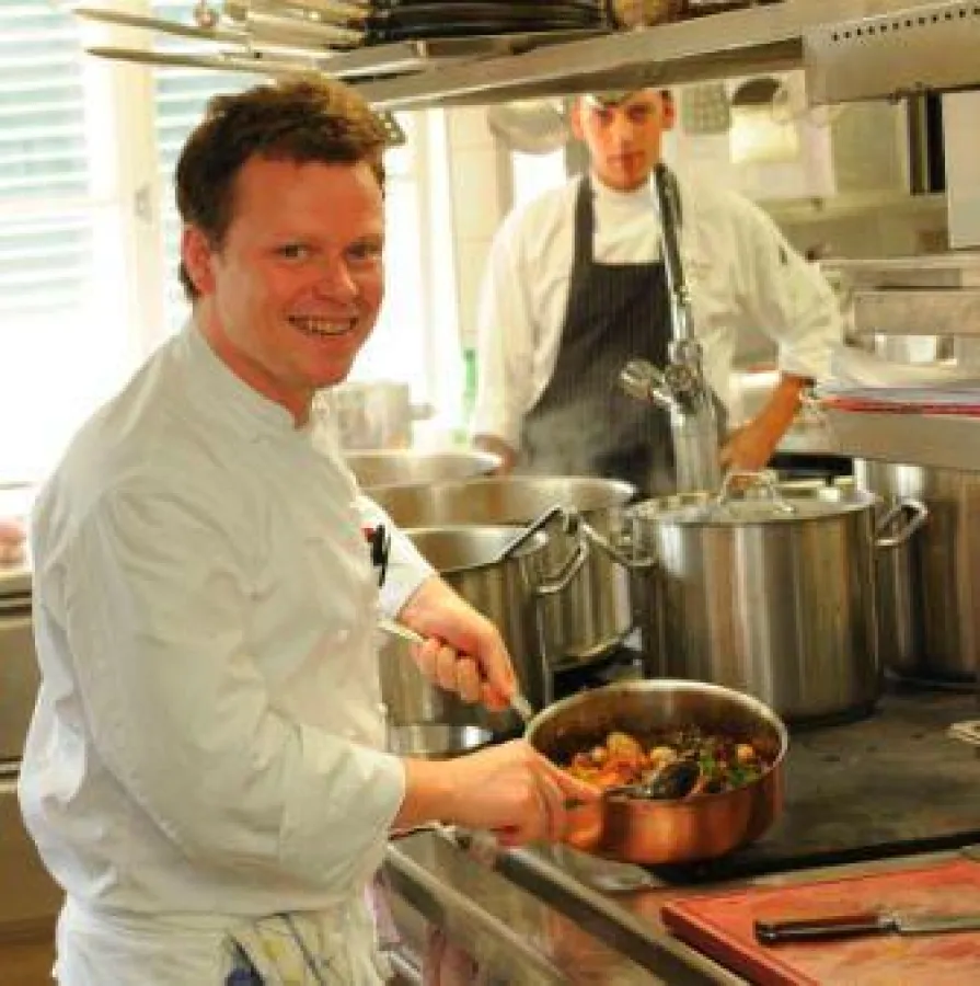 Haubenkoch Gerhard Fuchst verwöhnt Gäste in der PURESLeben Buschenschenke.