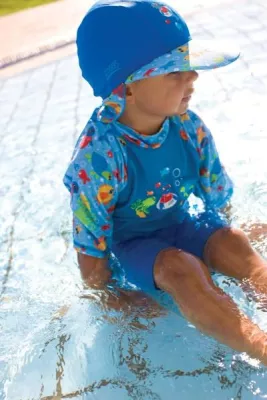 Bild: Sonnenschutzkleidung am Strand - Zoggs schützt Kids vor UV-Strahlen