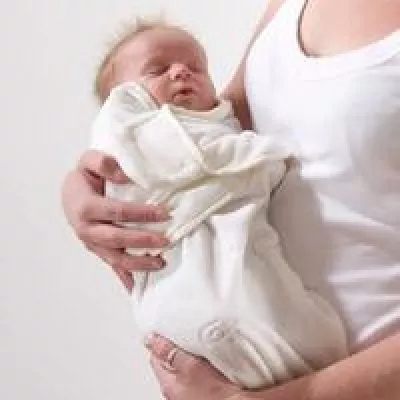 Bild: Hilfe – mein Baby schreit - Vom richtigen Wickeltuch und anderen Tipps, wie man kleine Zwerge beruhigen kann