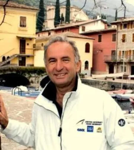 Bild: Heinz Stickl, Ex-Europa,- und Weltmeister im Segeln & Surfen erstellt täglich Windprognosen für den Gardasee