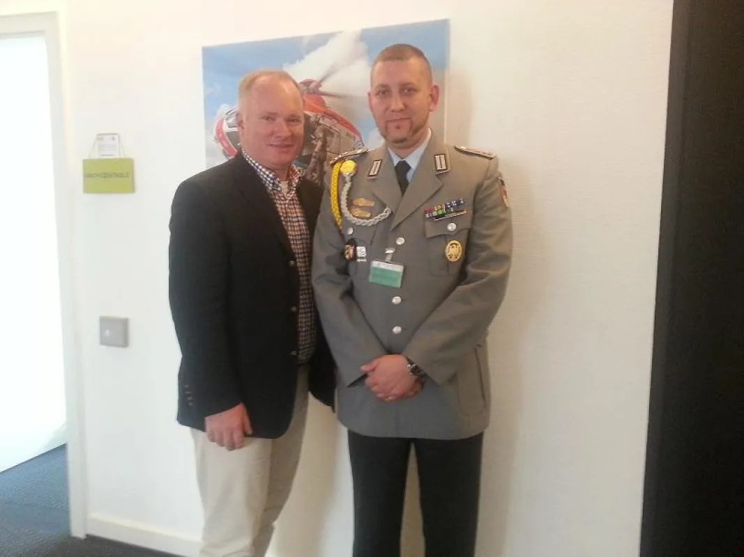 Senator Michael Neumann und StFw Dirk Heuer